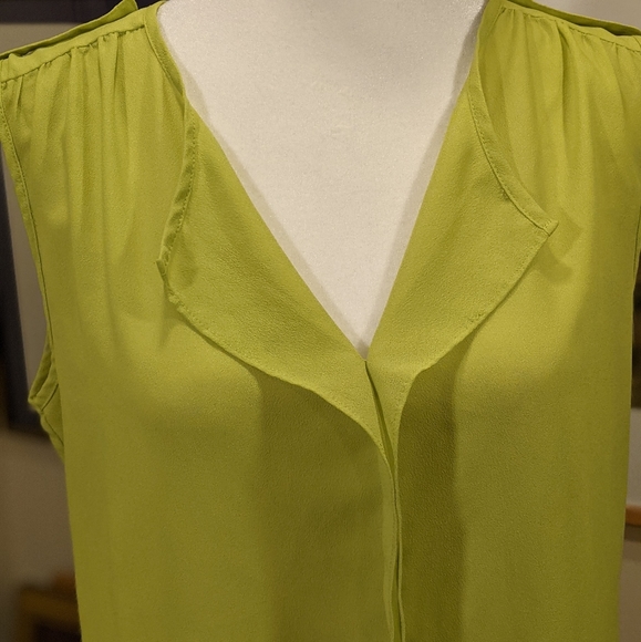 BANANA REPUBLIC Sheer Sleeveless Citrus Lime Blouse Ruffled Button Tab Top Sz M - Picture 3 of 9